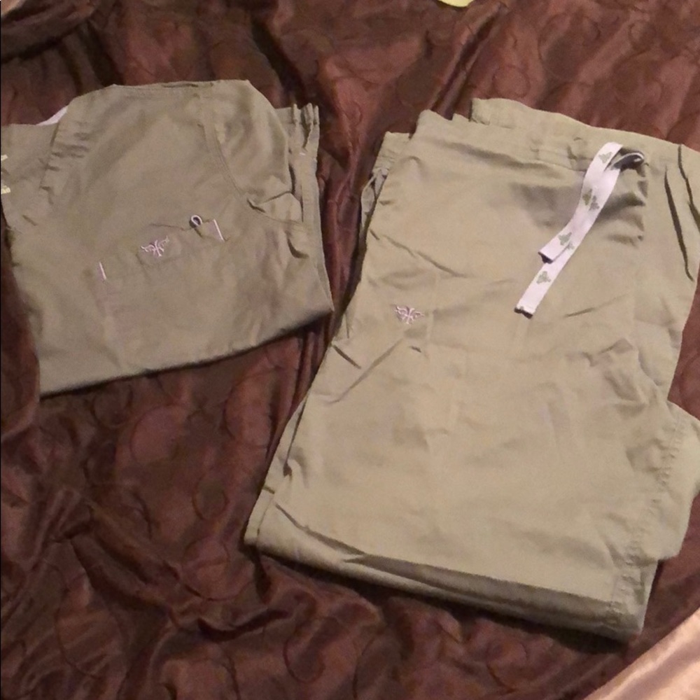 Med Couture scrub set grey. L top and bottom